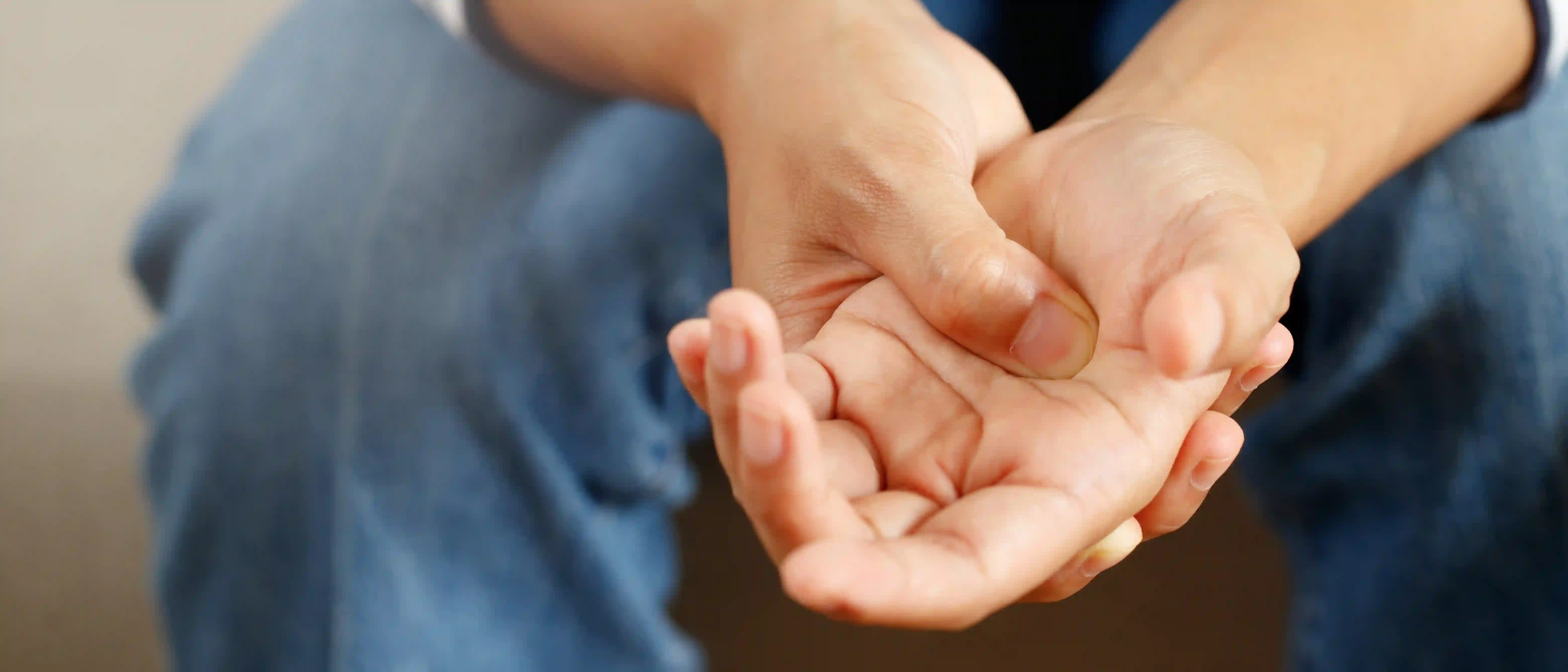 Dolor de dedos en la mano: fibromialgia, síntomas y causas