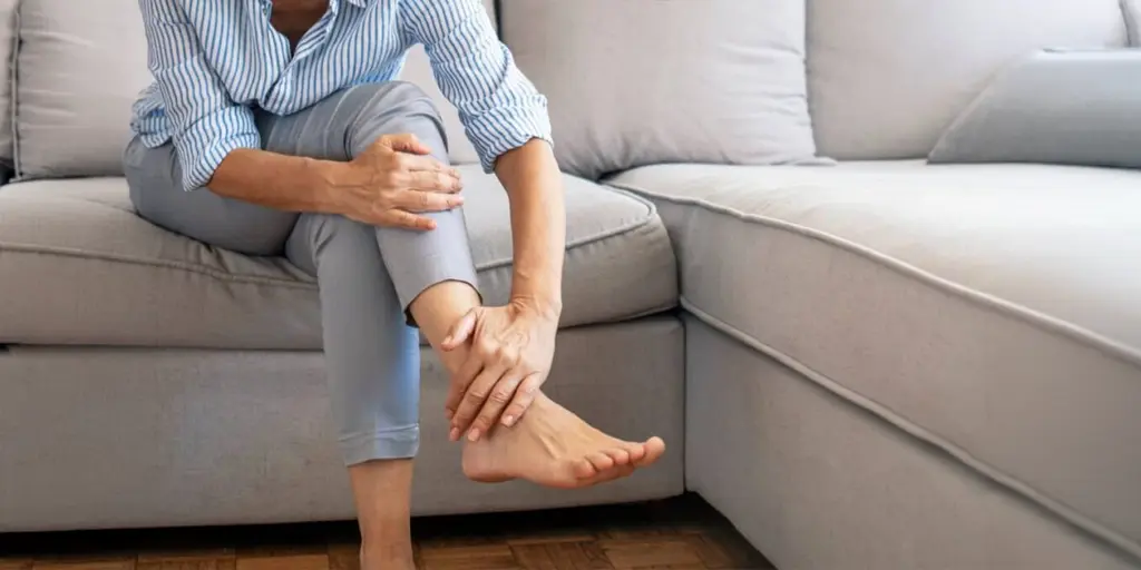Dolor de tobillos por la noche: 8 pautas clave para evitarlo