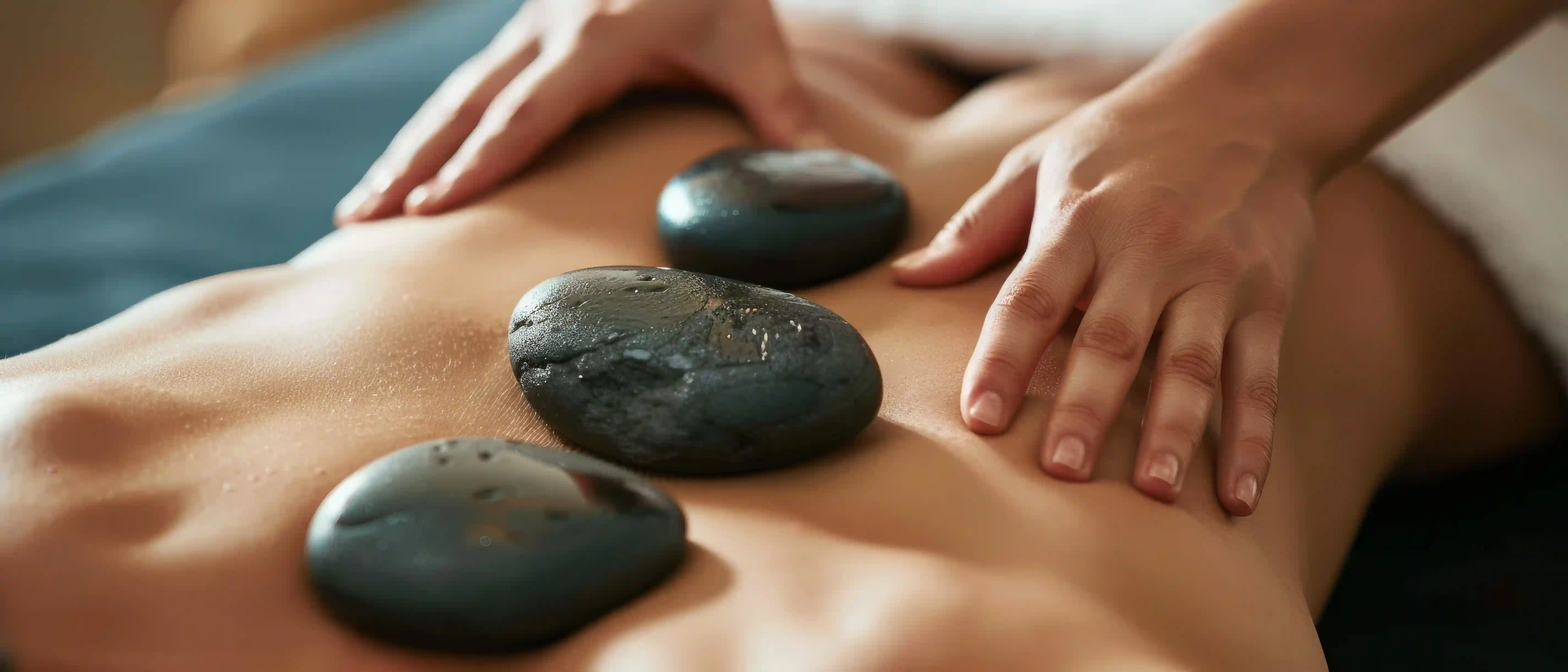 Beneficios del masaje con piedras calientes para tu cuerpo